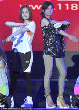 组图：Twins亮相慈善巡演 默契表演展望下个十年