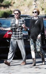 组图：杰米-贝尔与妻子蕾切尔-伍德恩爱购物