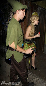 组图：希尔顿变装扑克女佣 阿诺长子扮亚里士多德