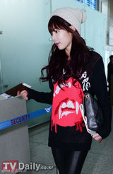 组图：4minute与A pink赴香港公演便装亮相机场