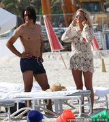 组图：球星法尔考海中爱抚娇妻 舔肚脐极度高调