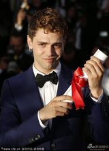 组图：评委会大奖诞双黄蛋 25岁导演多兰落泪