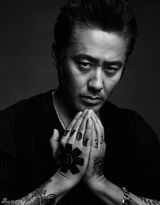 组图：吴秀波朋克写真 英伦大叔变身摇滚型男