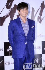 组图：《哭泣的男人》张东健蓝色西服儒雅亮相