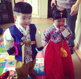 组图：韩国喜感小正太妹妹现身 兄妹萌样惹人爱