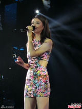 组图：黄百鸣结婚44周年 凭歌寄意示爱太太