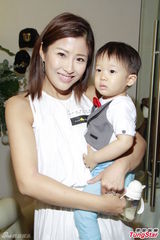 组图：洪天明周家蔚盼追女 佘诗曼怕照顾小朋友