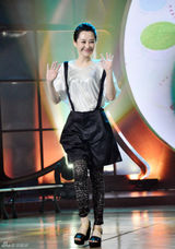 组图：许晴亮相《天天向上》 笑容甜美秀美颜