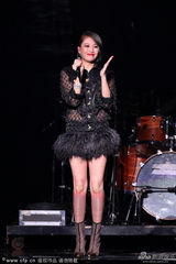 组图：A-Lin唱江蕙经典串烧 妆容妖艳美腿全露