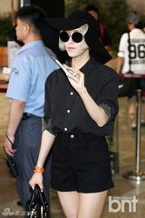 组图：T-ara机场齐亮相 墨镜热裤超时尚