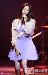 组图：韩团f(x)热舞献唱 雪莉不慎露底