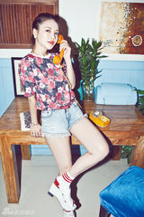 组图：樊蕊朋克甜美装扮 散发青春气息