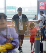 组图：陆毅带女儿现身机场 贝儿蹲地自己整行李