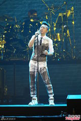 组图：多变哈林(庾澄庆)唱金曲 登小巨蛋万人同欢