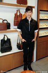 组图：陈学冬全黑Look帅气逼人 大走暖男style