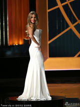 组图：索菲娅-维加拉白色抹胸裙优雅登台