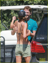 组图：“300勇士”与辣妹咬唇激吻贴身抚臀