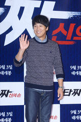 独家：崔丹尼尔宣传新片戴眼镜似哈利波特