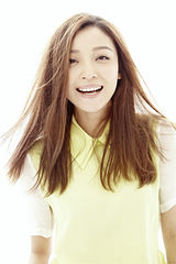 组图：高晓菲秋日清纯写真  甜笑如明媚向日葵