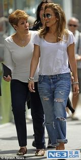 组图：洛佩兹陪妈妈外出用餐 母女一路开心热聊