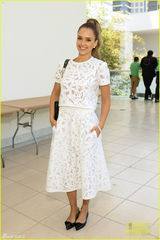 组图：阿尔芭梳马尾辫清爽迷人 爱女小脸肉嘟嘟