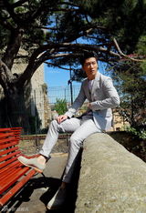 组图：窦骁戛纳街拍写真 清爽帅气展成熟魅力