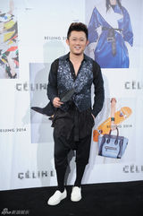 组图：王菲亮相品牌秀帅气十足 那英端庄典雅