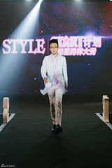 组图：李玉刚牵手设计师宣佐T台首秀
