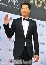 组图：李天熙百想酷劲十足 蝴蝶领结干练