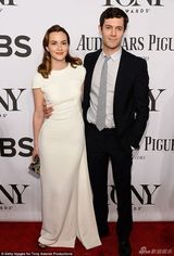 组图：《绯闻女孩》莉顿-梅斯特婚后牵老公亮相