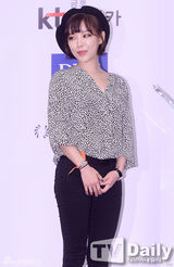 组图：佳仁担任宣传大使 豹纹上衣秀性感