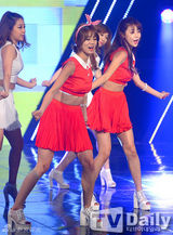 组图：女团f(x)夺冠 宋茜捧奖杯激动蹦跳