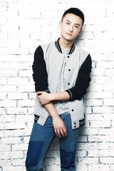 组图：牛骏峰时尚暖男写真鬼马俏皮