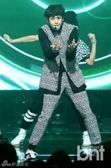 组图：泰蒂徐Tiffany性感热舞 2PM尼坤同台回归