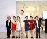 组图：章子怡跨界设计童装 逆生长似小百合