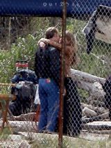 组图：德普新片变秃老头 与未婚妻片场缠绵湿吻