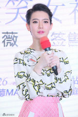 组图：戚薇发写真《爱战》 不惧男友李承铉吃醋