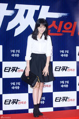 独家：崔丹尼尔宣传新片戴眼镜似哈利波特