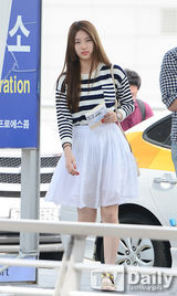 组图：MissA秀智现身机场 白裙清纯无敌