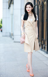 组图：景甜夏日帅气出街 白T皮裙吸睛有型