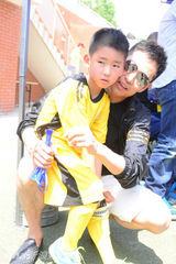 组图：星二代踢球 田源儿子无厘头堪比周星驰