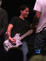 组图：德普弹吉他变摇滚乐手 文艺大叔十足有型