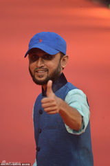 组图：《蚁族与明星》剧组亮相 展现异域风情