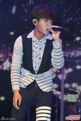 组图：炎亚纶雕型外露 卖力演出爆筋飆高音