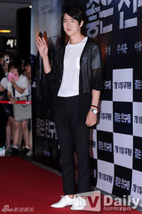 组图：张根硕红衣亮相 剪短发蓄须显沧桑