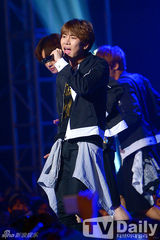 组图：众男团帅气大比拼 SHINee激情献唱