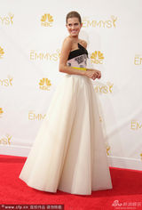 组图：《都市女郎》艾莉森-威廉姆斯白纱裙亮相