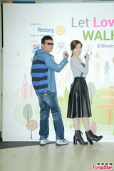 组图：黄日华为妻筹药费传闻澄清保险公司负责