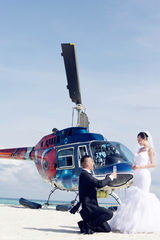 组图：爱戴婚纱照首曝光 水清沙白幸福拥吻