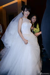 组图：吴京谢楠婚礼甜蜜亲吻 新娘有孕秀鸽子蛋